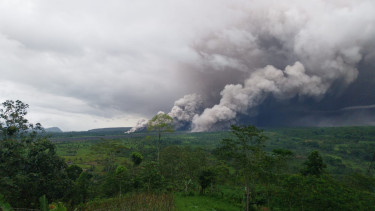 Gunung Semeru erupsi