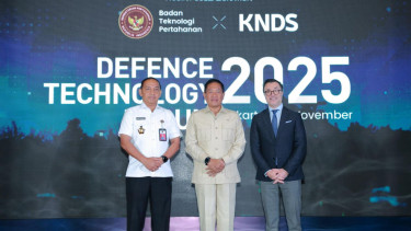 Kepala Batekhan Kemhan Mayjen TNI Djoko Purwanto (kiri), Wamenhan Marsekal Madya (Purn) Donny Ermawan (tengah) dan The Chief Representative KNDS Indonesia Thomas Gerard (kanan)