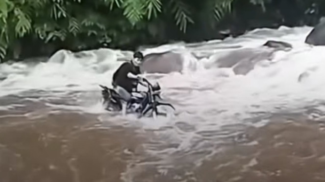 Pemotor nekat nantang arus