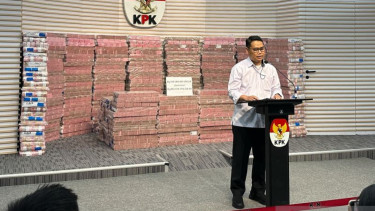 KPK menampilkan uang rampasan kasus investasi fiktif