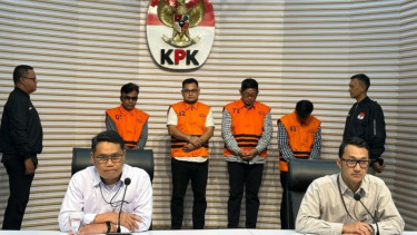 KPK menahan empat orang tersangka kasus dugaan suap di Dinas PUPR