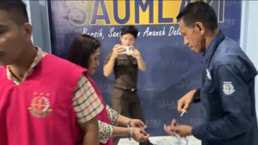 Mantan Bupati Kabupaten Kepulauan Tanimbar Maluku, Petrus Fatlolon 