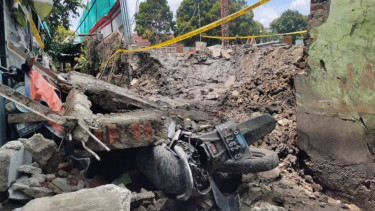 Tembok pembatas SDN 01 dan 02 serta SMPN 130 di Palmerah ambruk