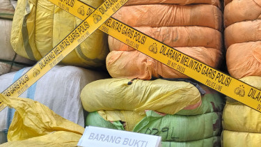 Pengungkapan kasus penyelundupan baju bekas import