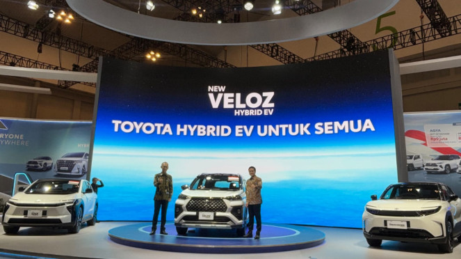 Toyota Veloz Hybrid dan Urban Cruiser EV di GJAW 2025