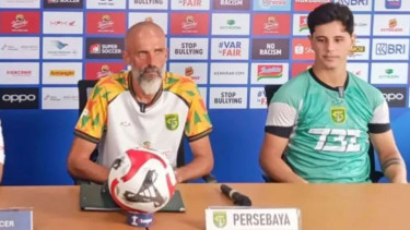 Pelatih Persebaya Eduardo Perez (kiri) bersama Bruno Moreira
