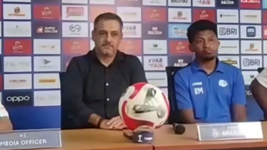 Pelatih Arema FC Jose Gomes (kiri)