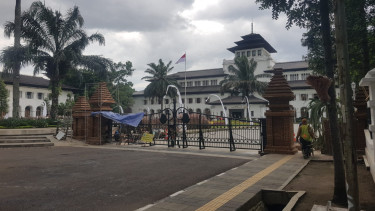 Pembangunan pagar Gedung Sate bergaya Kerajaan