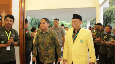Menteri Kehutanan Raja Juli Antoni (kiri)