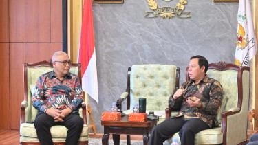 Ketua DPD RI Sultan Baktiar Najamudin (kanan)