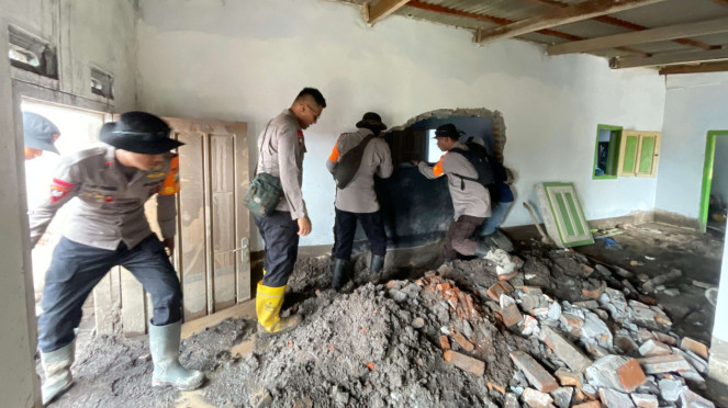 Polda Jatim Bantu Operasi Kemanusiaan Pasca Erupsi Semeru