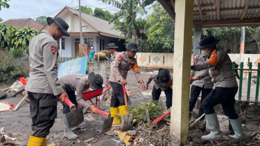 Polda Jatim Bantu Operasi Kemanusiaan Pasca Erupsi Semeru