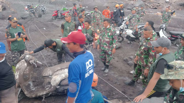 TNI Bantu Tangani Dampak Erupsi Semeru