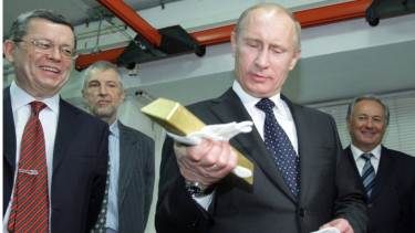 Presiden Rusia Vladimir Putin memegang Logam Mulia Emas.