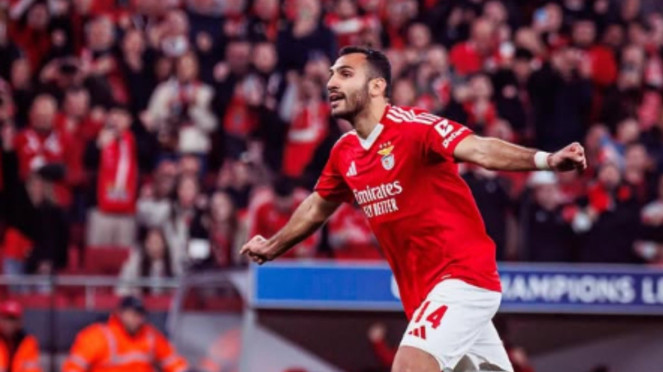 Pemain Benfica, Vangelis Pavlidis, 1. Lionel Messi – 62 (42 Gol + 20 Assist), 2. Harry Kane – 55 (44 Gol + 11 Assist), 3. Kylian Mbappe – 54 (48 Gol + 6 Assist), 4. Vangelis Pavlidis – 50 (37 Gol + 13 Assist), 5. Peeter Phanthavong – 50 (30 Gol + 20 Assist), 6. Kevin Hernandez – 48 (43 Gol + 5 Assist), 7. Xherdan Shaqiri – 46 (24 Gol + 22 Assist)