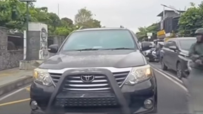 Toyota Fortuner lawan arah