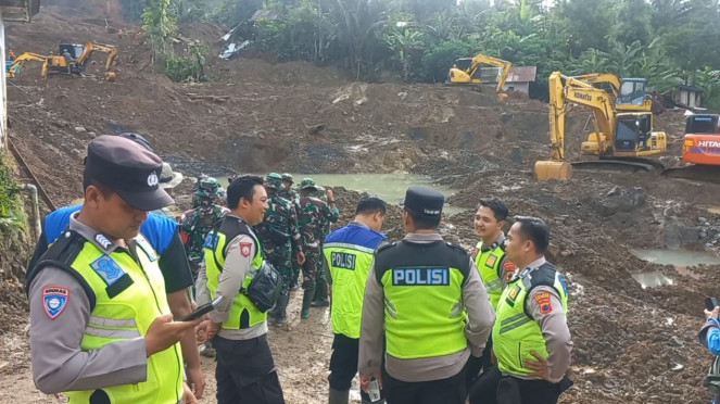 24 Alat berat dikerahkan untuk mencari korban longsor Banjarnegara, Jateng