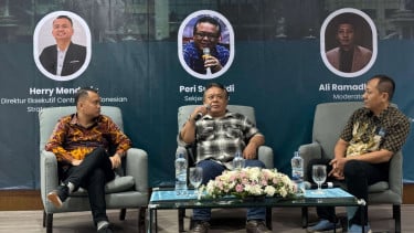 Sekjen Jaringan Aktivis Reformasi ’98 (Jari 98), Peri Supriadi (tengah)