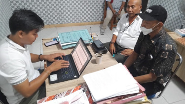 Pelaku berbaju batik didampingi pengacara sebelum ditahan di Polres Manggarai Barat