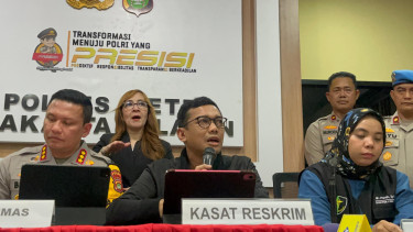 Kasat Reskrim Polres Jaksel, AKBP Ardian Satrio Utomo (tengah)