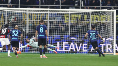 Kiper AC Milan, Mike Maignan saat melawan Inter Milan