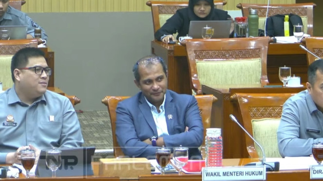 Wakil Menteri Hukum (Wamenkum), Edward Omar Sharif Hiariej (tengah)