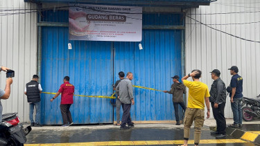 Penyegelan beras impor ilegal.