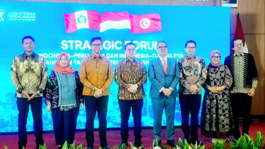 Menteri Perdagangan, Budi Santoso (tengah)