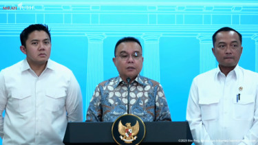 Wakil Ketua DPR RI Sufmi Dasco Ahmad (tengah) dan Mensesneg Prasetyo Hadi (kanan) dan Seskab Teddy Indra Wijaya (kiri) di Kompleks Istana Kepresidenan, Jakarta Pusat 