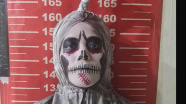 Pengamen dengan kostum pocong diamankan polisi