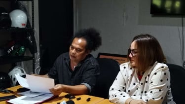 Pengacara Deolipa Yumara (kiri)