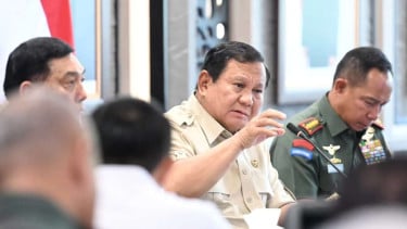 Presiden Prabowo memimpin rapat Koperasi Merah Putih di Mabes TNI