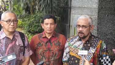 Nicholay Aprilindo, kuasa hukum keluarga Arya Daru (kanan)