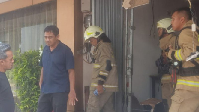 Petugas Damkar memeriksa ledakan gas di Kelapa Gading, Jakarta Utara