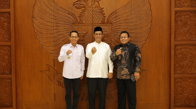 Mentan Amran diapit Wali Kota Sabang Zulkifli H. Adam dan Wali Kota Batam Amsakar Achmad