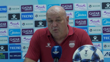 Pelatih Persib Bandung, Bojan Hodak, 1. Ganas, Arsenal Jadi Tim Pertama yang Bekuk Bayern Munich Musim Ini, 2. PSSI Terbang ke Eropa, Mulai Seleksi 5 Calon Pelatih Baru Timnas Indonesia, 3. Kecewa Berat! Bojan Hodak Ungkap Penyebab Persib Takluk dari Lion City Sailors, 4. Hamka Hamzah Kritik Pedas Pengamat Bola di Indonesia: Jangan yang Enggak Ngerti Passing Ikut Berkomentar!, 5. Timnas Indonesia U22 Cuma Ditarget Perak di SEA Games, Ferarri: Saya Gak Peduli, Insya Allah Emas!
