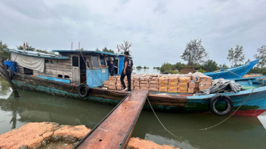 Kapal pengangkut diduga beras dan gula ilegal diamankan Bea Cukai Batam