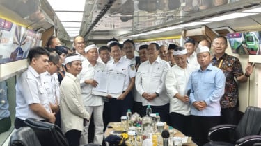 Gubernur Jabar Dedi Mulyadi dan Direktur Utama PT KAI Bobby Rasyidin