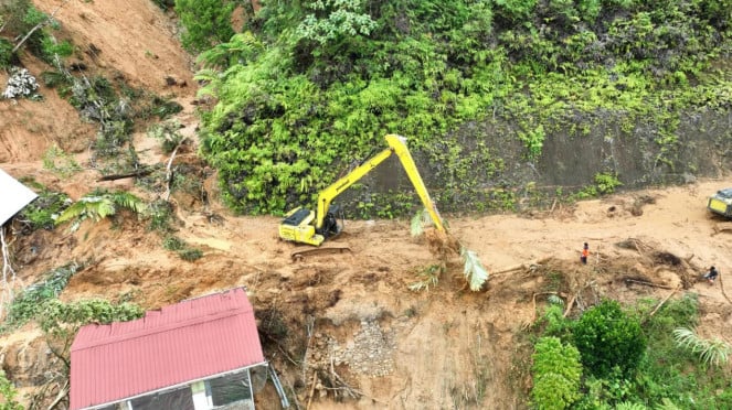 Ruas jalan Tarutung, Tapanuli Utara dan Sibolga tertutup longsor dan banjir