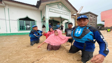 Evakuasi korban banjir Masjid Desa Meunasah Paga, Kabupaten Pidie, Aceh