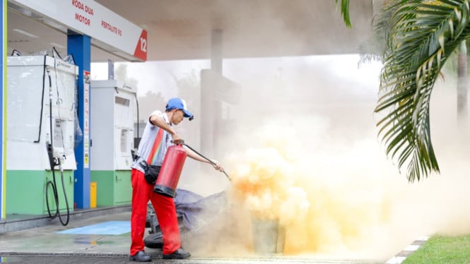 Ilustrasi Petugas SPBU Pertamina tangani keadaan darurat.