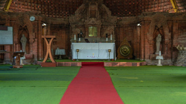 Gereja Puhsarang, Ruang Sunyi yang Menyatukan Doa dan Ketulusan, Doa Tengah Malam: Ritual Senyap yang Menyentuh Batin, Perpaduan Iman Katolik dan Budaya Jawa, Akses ke Puhsarang Kini Semakin Mudah