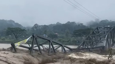 Jembatan di Sumut terputus diterjang banjir
