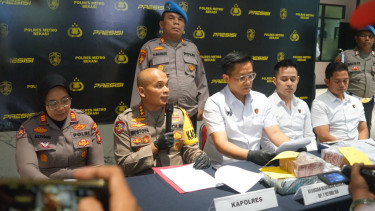Kapolres Bekasi Kabupaten, Kombes Pol Mustofa (kedua kiri)
