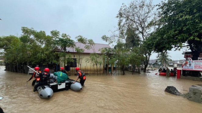 Tim Kantor SAR Aceh mengevakuasi warga dari banjir di Kabupaten Pidie Jaya, Aceh