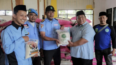 Presiden Pemuda Masjid Dunia Said Aldi saat menyalurkan bantuan