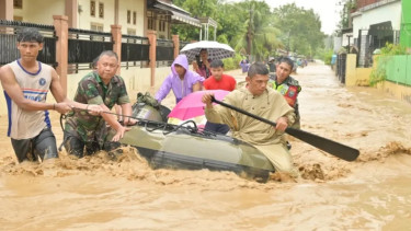 Personel TNI mengevakuasi warga terdampak banjir di Aceh Tengah
