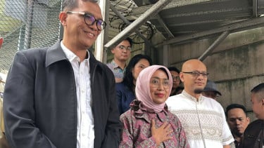 Direktur Utama PT ASDP Indonesia Ferry periode 2017–2024 Ira Puspadewi (tengah)