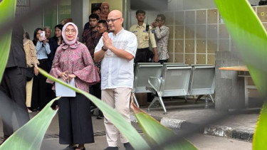 Direktur Utama PT ASDP Indonesia Ferry periode 2017–2024 Ira Puspadewi (kiri)