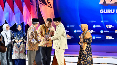 Presiden RI Prabowo Subianto memberi penghargaan ke tiga guru